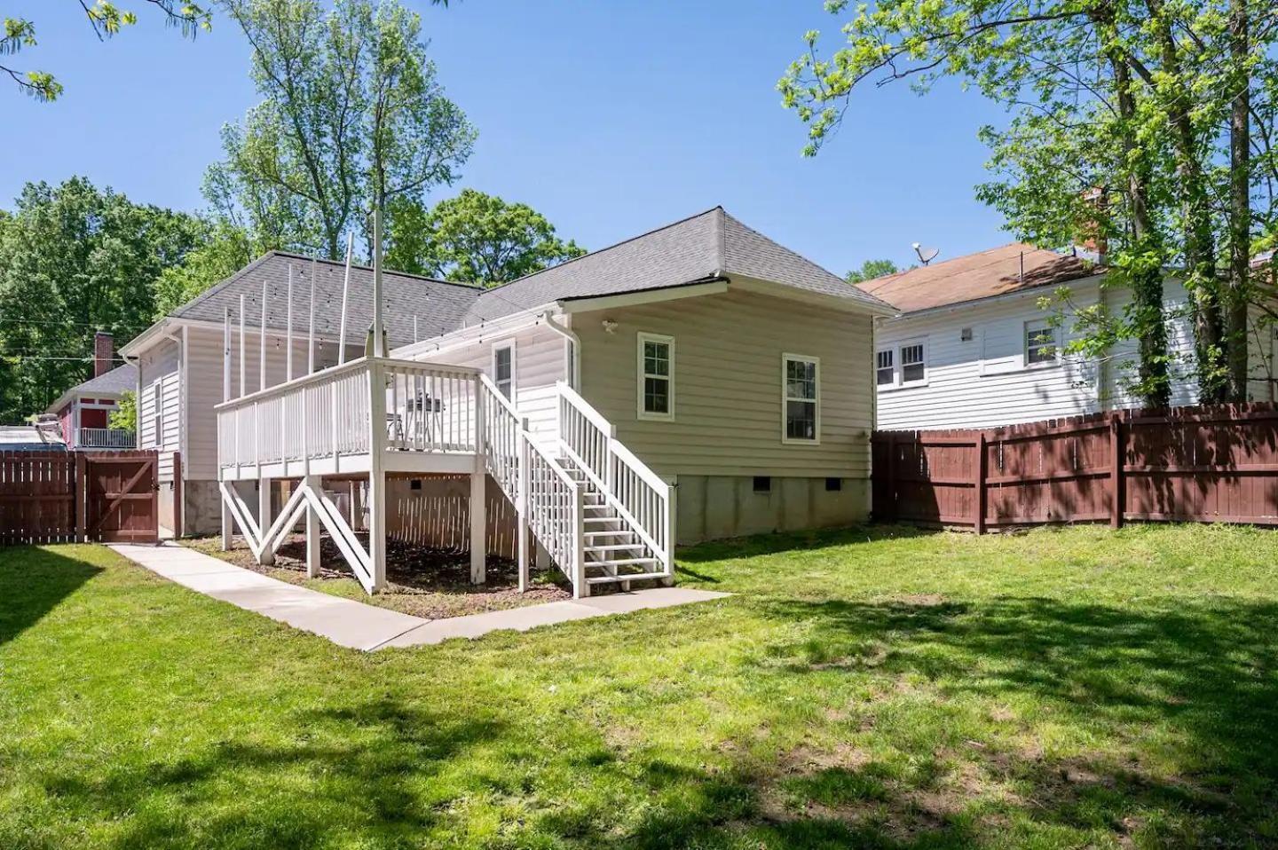 Modern 3-Bedroom, Big Fence Yard, Pets Stay Free Дарем Экстерьер фото